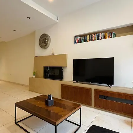 A Cosy Maisonette Steps Away From St Thomas Bay *