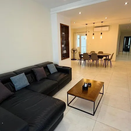 A Cosy Maisonette Steps Away From St Thomas Bay Il-Mahsel