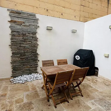 Διαμέρισμα A Cosy Maisonette Steps Away From St Thomas Bay *