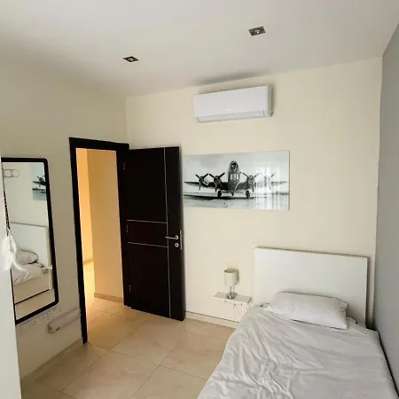 Διαμέρισμα A Cosy Maisonette Steps Away From St Thomas Bay *
