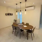 Daire A Cosy Maisonette Steps Away From St Thomas Bay *