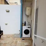 A Cosy Maisonette Steps Away From St Thomas Bay