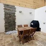 Daire A Cosy Maisonette Steps Away From St Thomas Bay *