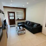 Daire A Cosy Maisonette Steps Away From St Thomas Bay *