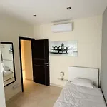 Daire A Cosy Maisonette Steps Away From St Thomas Bay *