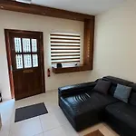 Daire A Cosy Maisonette Steps Away From St Thomas Bay