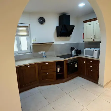 A Cosy Maisonette Steps Away From St Thomas Bay 아파트 Il-Mahsel