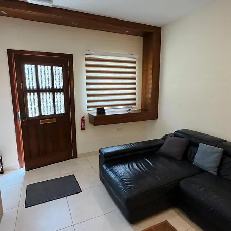 Apartman A Cosy Maisonette Steps Away From St Thomas Bay